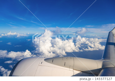 飛行機から見た青空 143377127