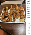皿に盛られた焼き鳥の盛り合わせ（ねぎま・つくね等） 143377478