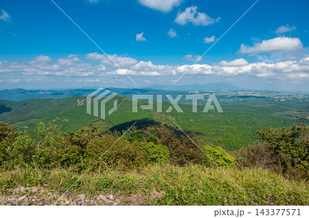 鞍岳（男岳）山頂から望むツームシ山 143377571
