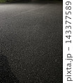夜間の街灯に照らされたアスファルトの路面 143377589