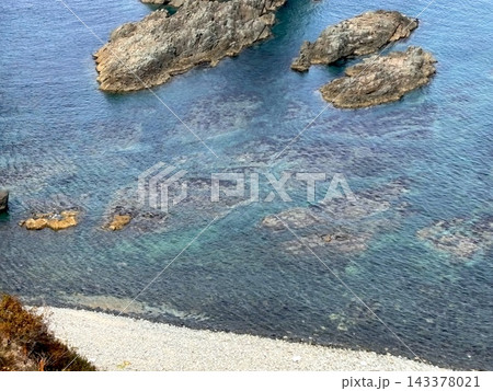 九月、十月、初秋、秋、北海道、積丹半島、島武意海岸にて、積丹ブルーの海を見る。暗いトンネルを抜ける 九月、十月、初秋、秋、北海道、積丹半島、島武意海岸にて、積丹ブルーの海を見る。暗いトンネルを抜ける 143378021