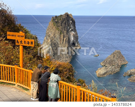 九月、十月、初秋、秋、北海道、積丹半島、島武意海岸にて、積丹ブルーの海を見る。暗いトンネルを抜ける 143378024