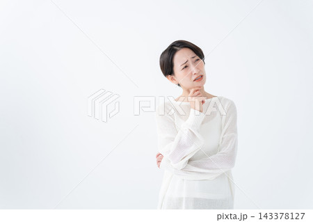 考える女性 考える女性 143378127