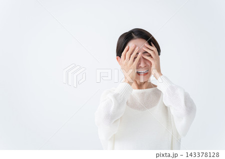 落ち込む女性 落ち込む女性 143378128