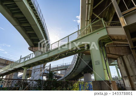 下から見上げた高速道路 143378801