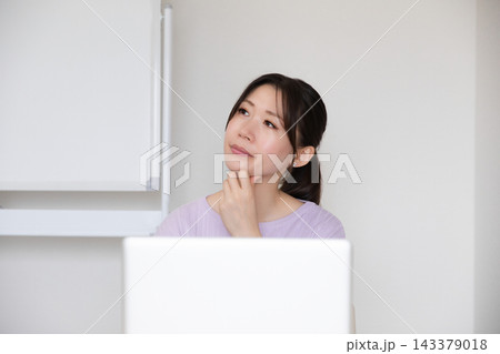 デスクで働く女性のイメージ デスクで働く女性のイメージ 143379018