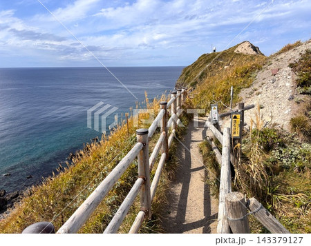 十月、九月、十一月、初秋、秋の北海道、積丹半島、神威岬、カムイ岬にて秋の訪れと積丹ブルーの海を眺める 十月、九月、十一月、初秋、秋の北海道、積丹半島、神威岬、カムイ岬にて秋の訪れと積丹ブルーの海を眺める 143379127