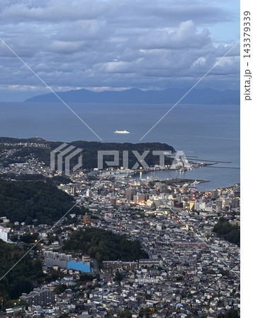 十月の北海道、小樽、小樽市の天狗山から望む、小樽市内と新日本海フェリー夕方の出航、出港シーン、小樽 143379339