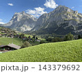 スイス・グリンデルワルト周辺のアルプスと山村の風景 143379692