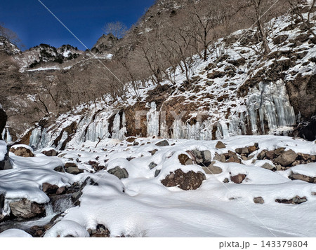 厳冬期の静寂に包まれた雪深い渓谷、自然の神秘を感じる凍てつく氷柱の絶景 143379804