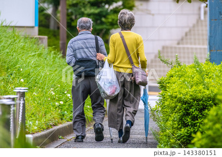 日本の横浜都市景観買い物帰り…高齢化社会…傘… 日本の横浜都市景観買い物帰り…高齢化社会…傘… 143380151