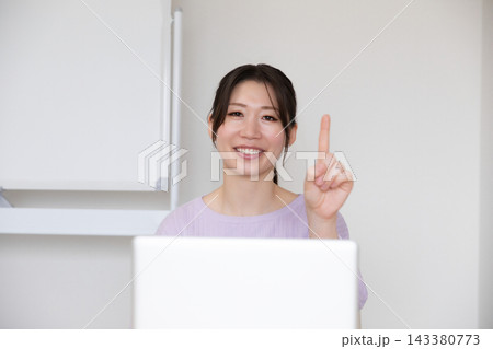 事務所で働く女性のイメージ 事務所で働く女性のイメージ 143380773