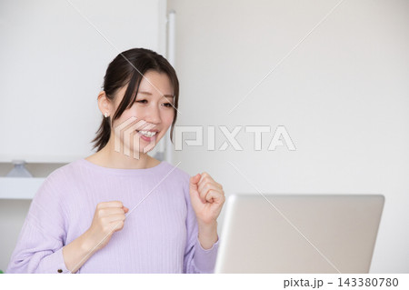テレワークをする女性のイメージ テレワークをする女性のイメージ 143380780