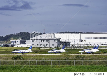 秋の青空と離陸前のブルーインパルス 飛行訓練 宮城県東松島市 秋の青空と離陸前のブルーインパルス 飛行訓練 宮城県東松島市 143383011
