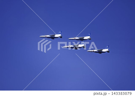 秋の青空と松島基地のブルーインパルス　飛行訓練　宮城県東松島市 143383079