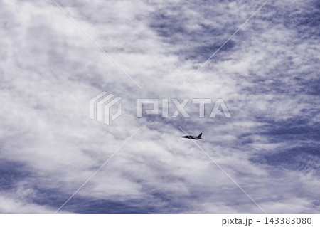 秋の青空と松島基地のブルーインパルス 飛行訓練 宮城県東松島市 秋の青空と松島基地のブルーインパルス 飛行訓練 宮城県東松島市 143383080