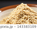 すり鉢に盛られたすりごまの粒状な質感と風味を引き立てる調理素材 143383109