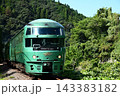 森林の中を走る列車 143383182