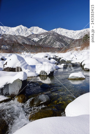 白馬村の雪景色 143383415