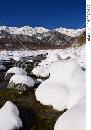 白馬村の雪景色 143383417