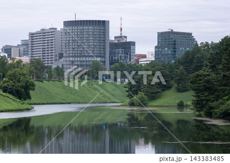 雨の日の静寂に包まれた皇居お堀と周辺の風景 雨の日の静寂に包まれた皇居お堀と周辺の風景 143383485