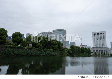 雨の日の静寂に包まれた皇居お堀と周辺の風景 雨の日の静寂に包まれた皇居お堀と周辺の風景 143383497