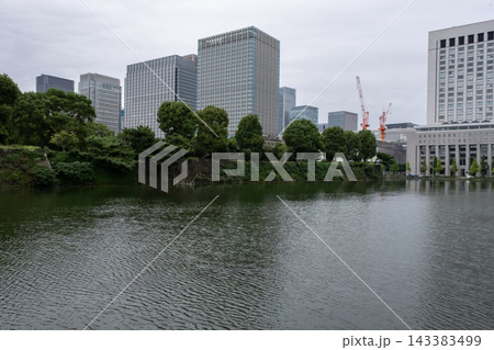 雨の日の静寂に包まれた皇居お堀と周辺の風景 143383499