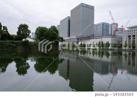 雨の日の静寂に包まれた皇居お堀と周辺の風景 雨の日の静寂に包まれた皇居お堀と周辺の風景 143383503