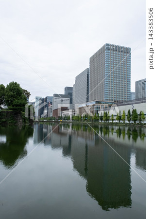 雨の日の静寂に包まれた皇居お堀と周辺の風景 雨の日の静寂に包まれた皇居お堀と周辺の風景 143383506