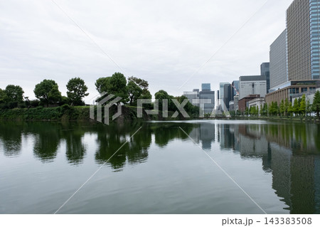 雨の日の静寂に包まれた皇居お堀と周辺の風景 雨の日の静寂に包まれた皇居お堀と周辺の風景 143383508