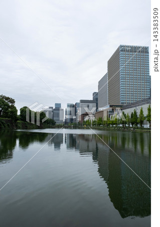 雨の日の静寂に包まれた皇居お堀と周辺の風景 雨の日の静寂に包まれた皇居お堀と周辺の風景 143383509