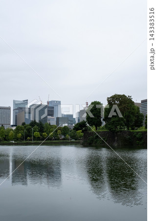 雨の日の静寂に包まれた皇居お堀と周辺の風景 雨の日の静寂に包まれた皇居お堀と周辺の風景 143383516