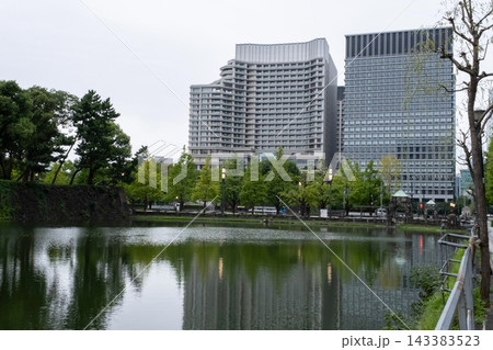雨の日の静寂に包まれた皇居お堀と周辺の風景 143383523