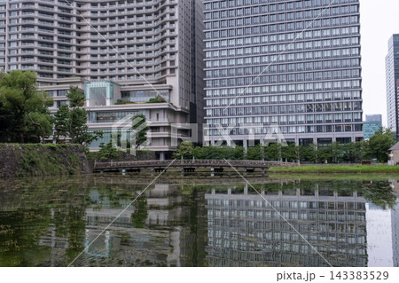 雨の日の静寂に包まれた皇居お堀と周辺の風景 雨の日の静寂に包まれた皇居お堀と周辺の風景 143383529