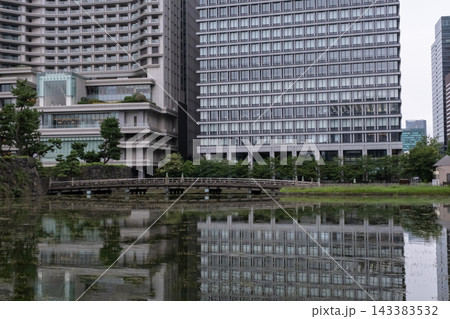 雨の日の静寂に包まれた皇居お堀と周辺の風景 雨の日の静寂に包まれた皇居お堀と周辺の風景 143383532