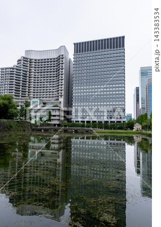 雨の日の静寂に包まれた皇居お堀と周辺の風景 雨の日の静寂に包まれた皇居お堀と周辺の風景 143383534