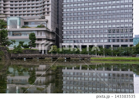 雨の日の静寂に包まれた皇居お堀と周辺の風景 雨の日の静寂に包まれた皇居お堀と周辺の風景 143383535