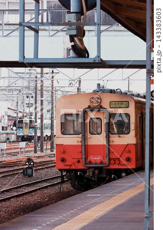 レトロな雰囲気が残る木更津駅に停車中の久留里線キハ30系気動車_2011/2/13撮影 143383603