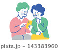 スマートフォンを一緒に見るシニア夫婦_色 143383960