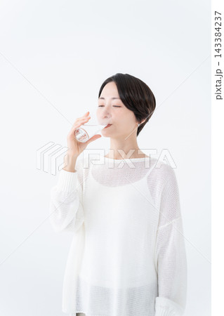 コップで水を飲む女性 コップで水を飲む女性 143384237