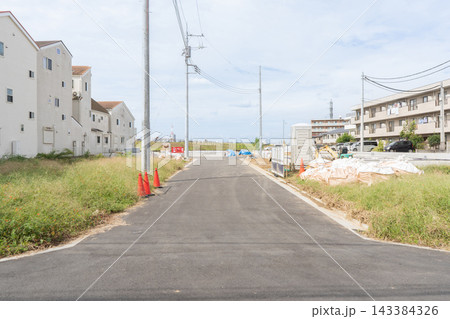 土地を区画に分割して住宅を建設する造成地 土地を区画に分割して住宅を建設する造成地 143384326