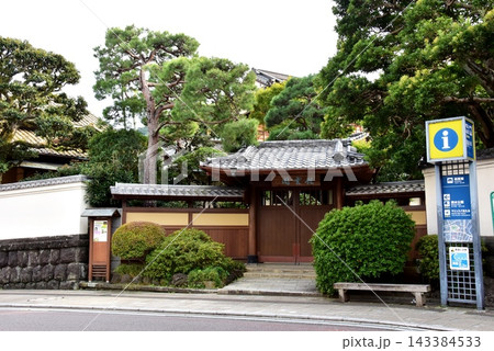 熱海市　起雲閣の表門（薬医門）と観光案内板 143384533