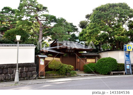熱海市　起雲閣の表門（薬医門）と観光案内板 143384536