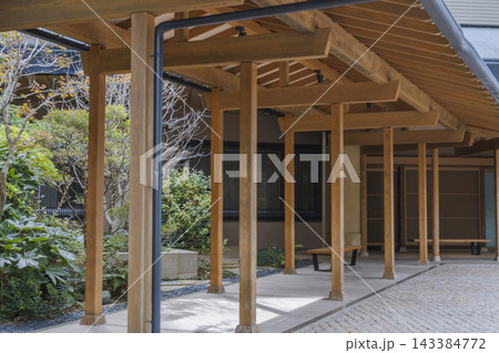 鴨川館のエントランス　木造回廊と植栽 143384772