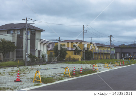 鴨川の道路沿いに広がる郊外の風景 鴨川の道路沿いに広がる郊外の風景 143385011