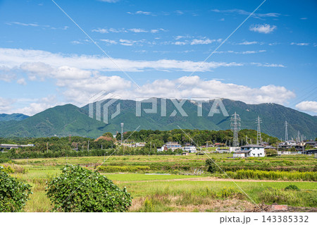湖西地方の田園地帯から望む比良山系の山々 滋賀県大津市 湖西地方の田園地帯から望む比良山系の山々 滋賀県大津市 143385332