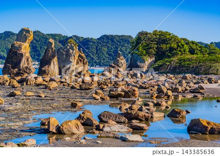 【和歌山県】干潮時のくしもと橋杭岩 【和歌山県】干潮時のくしもと橋杭岩 143385636