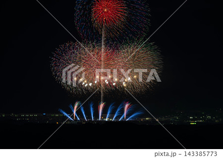 夜空を鮮やかに染め上げる静岡県袋井市のふくろい遠州の花火大会(静岡県) 夜空を鮮やかに染め上げる静岡県袋井市のふくろい遠州の花火大会(静岡県) 143385773