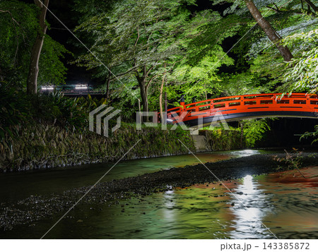 (4:3)静岡県森町の小國神社境内を流れる清流と幻想的に照らされた赤い橋の夜景風景(静岡県) 143385872