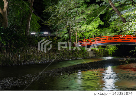 (3:2)静岡県森町の小國神社境内を流れる清流と幻想的に照らされた赤い橋の夜景風景(静岡県) (3:2)静岡県森町の小國神社境内を流れる清流と幻想的に照らされた赤い橋の夜景風景(静岡県) 143385874